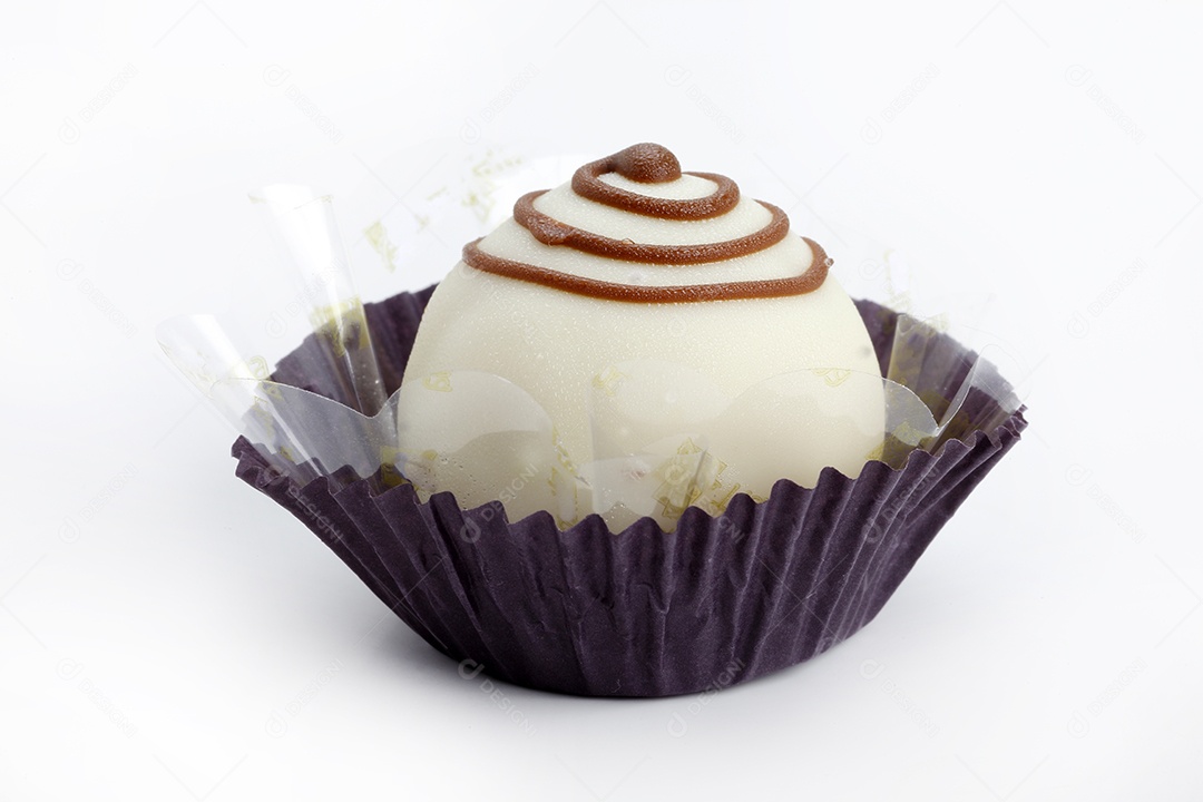 Beijinho trufas de coco enroladas com decoração de chocolate