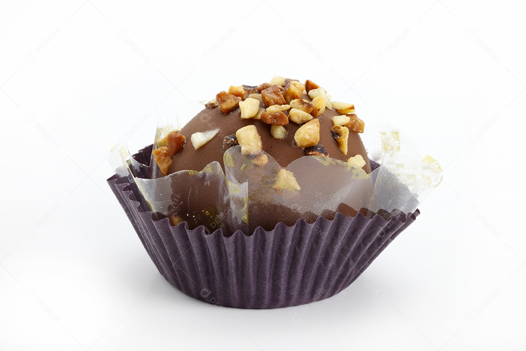 Bombom de chocolate com castanha para festa