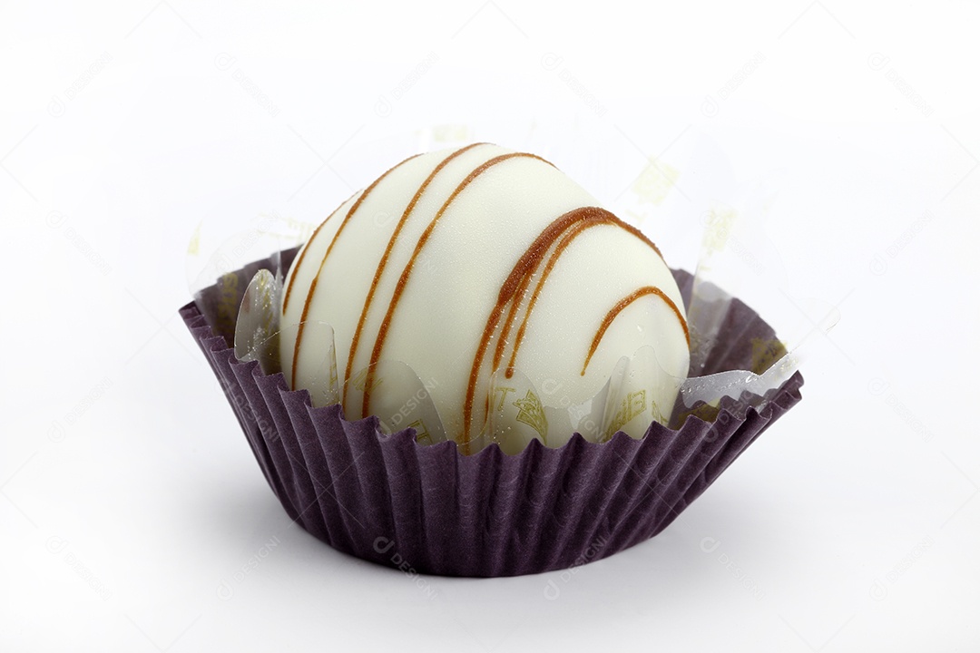 Bombom de chocolate branco com detalhes de chocolate preto