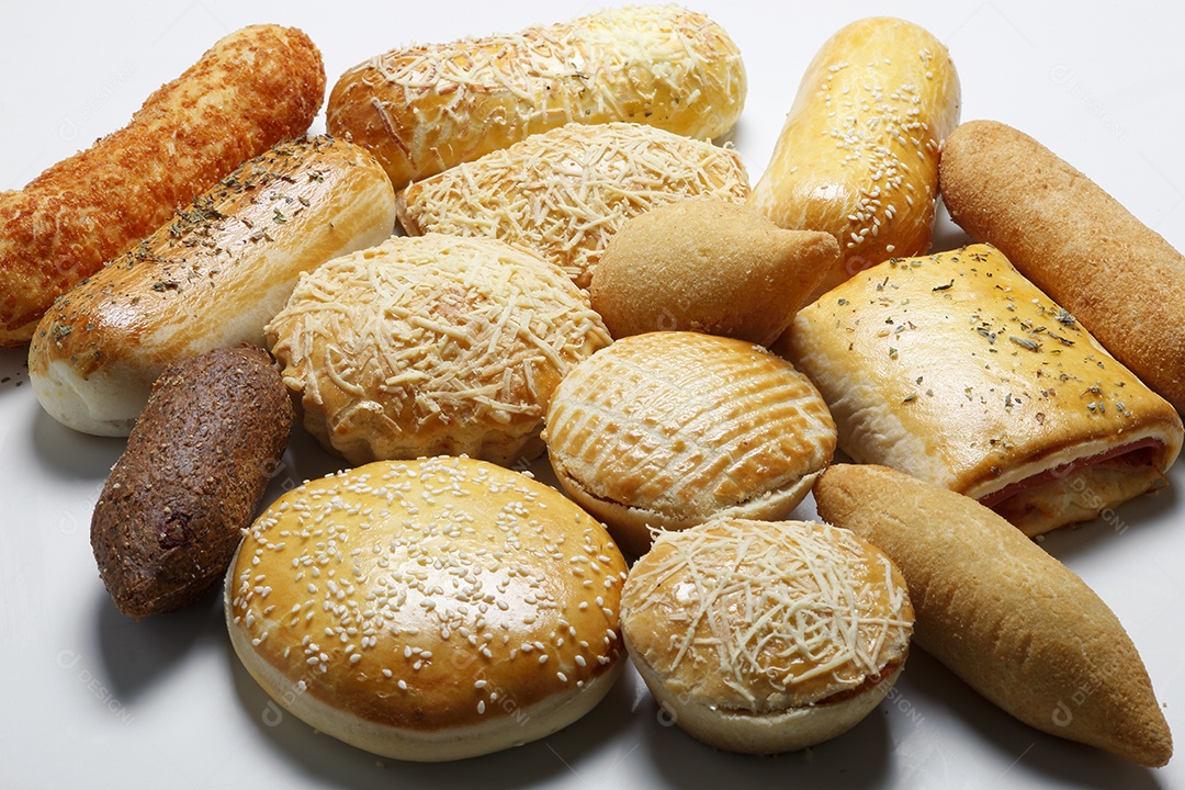 Salgados assados deliciosos sobre fundo branco