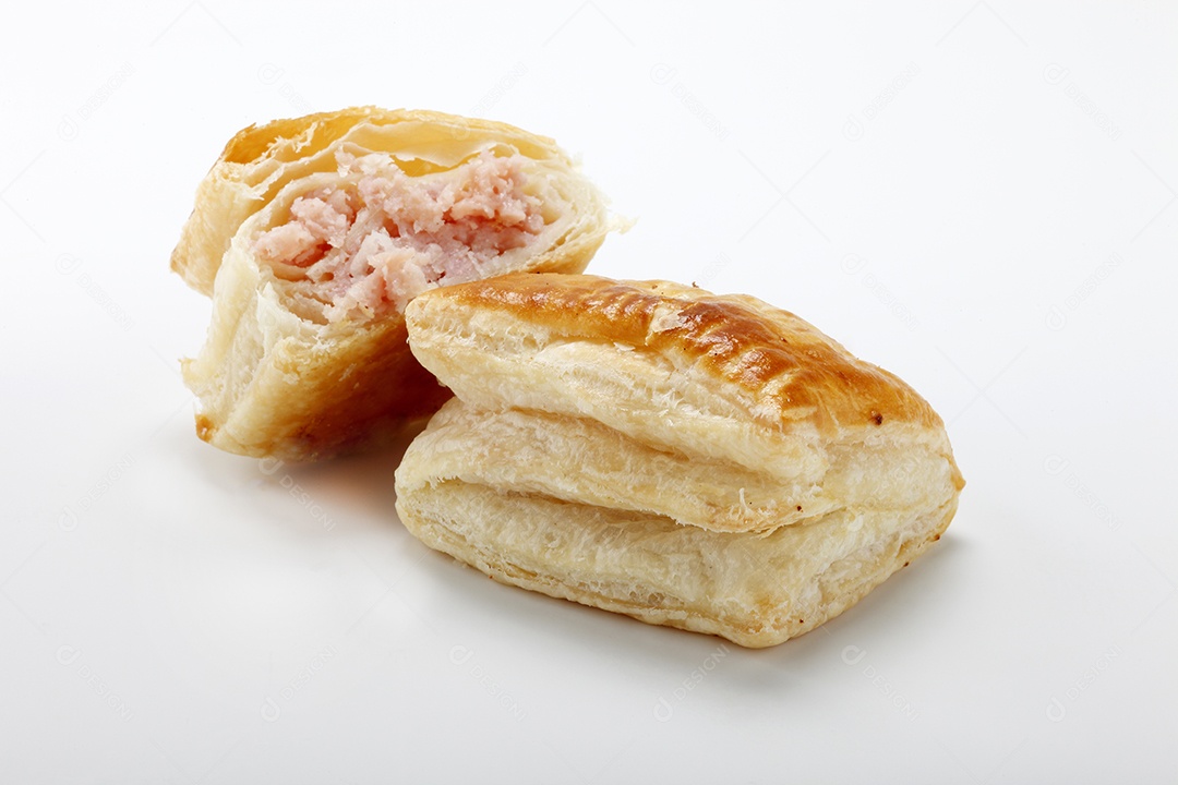 Dois salgados assados de presunto e quejo