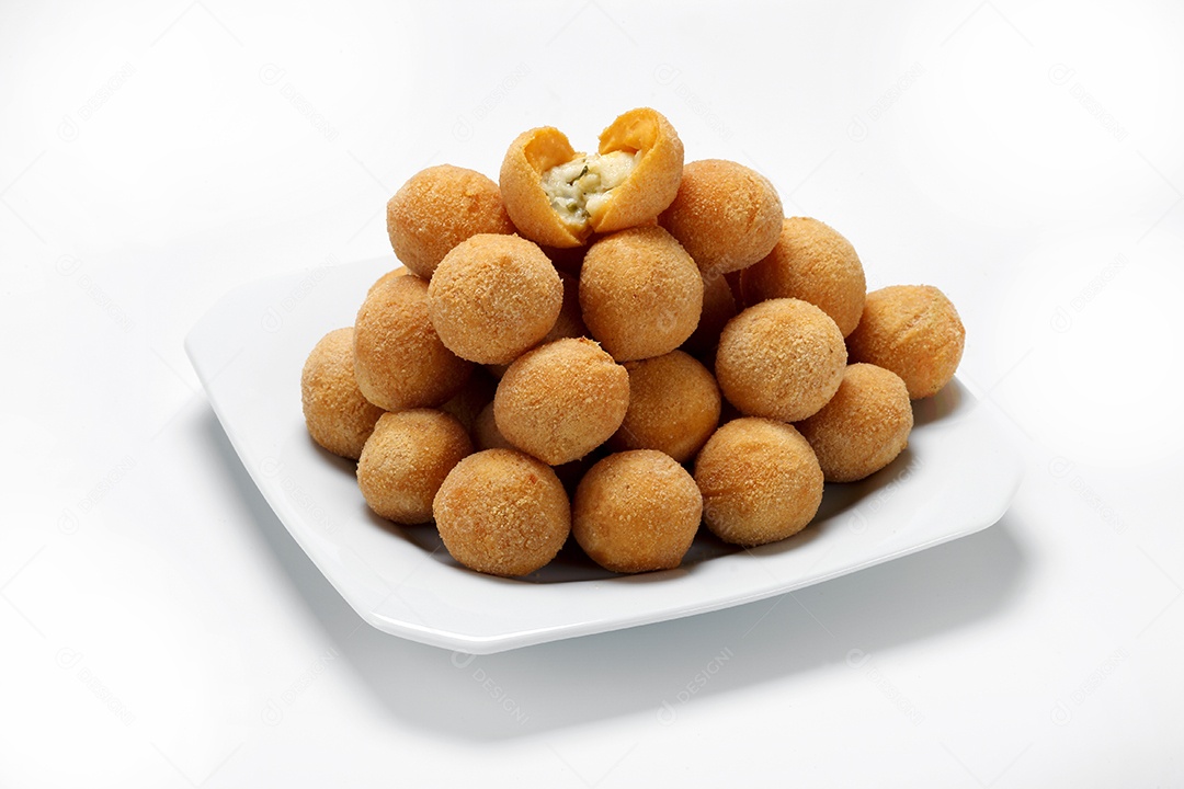 Muitos salgados deliciosos sobre prato e fundo branco