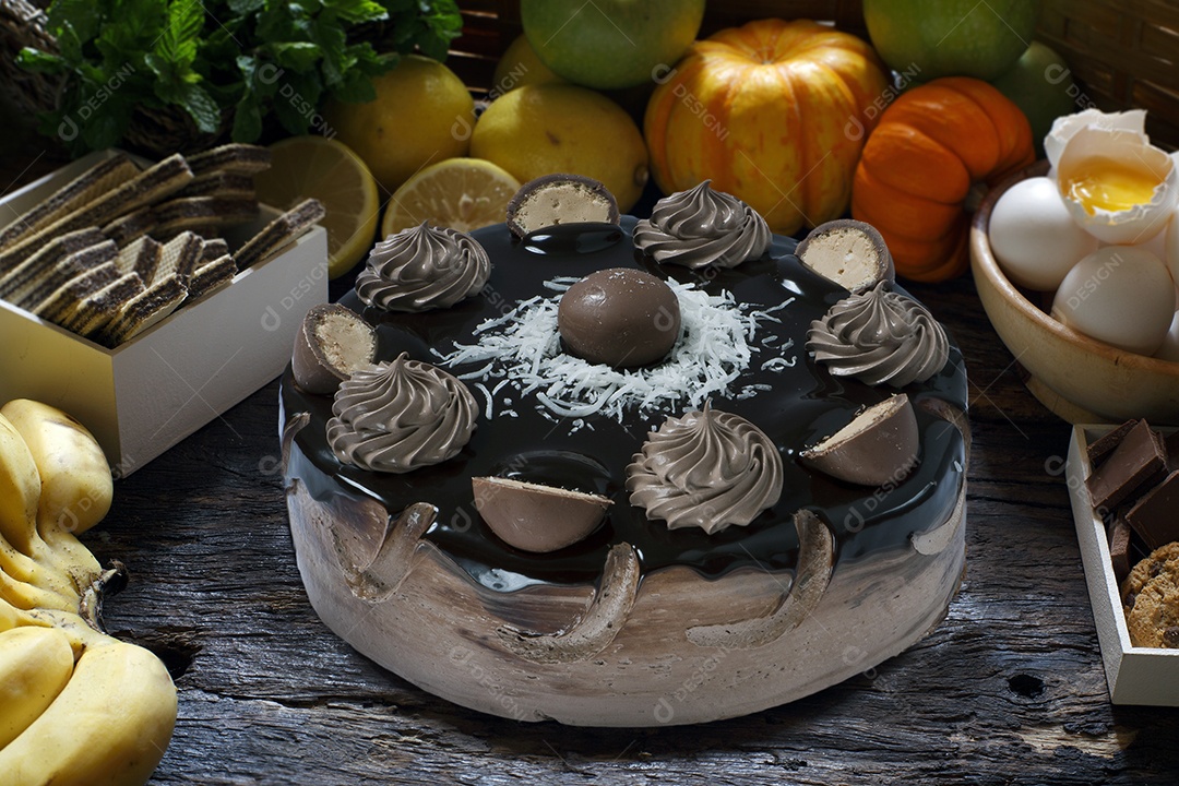 Bolo com bombons e coco