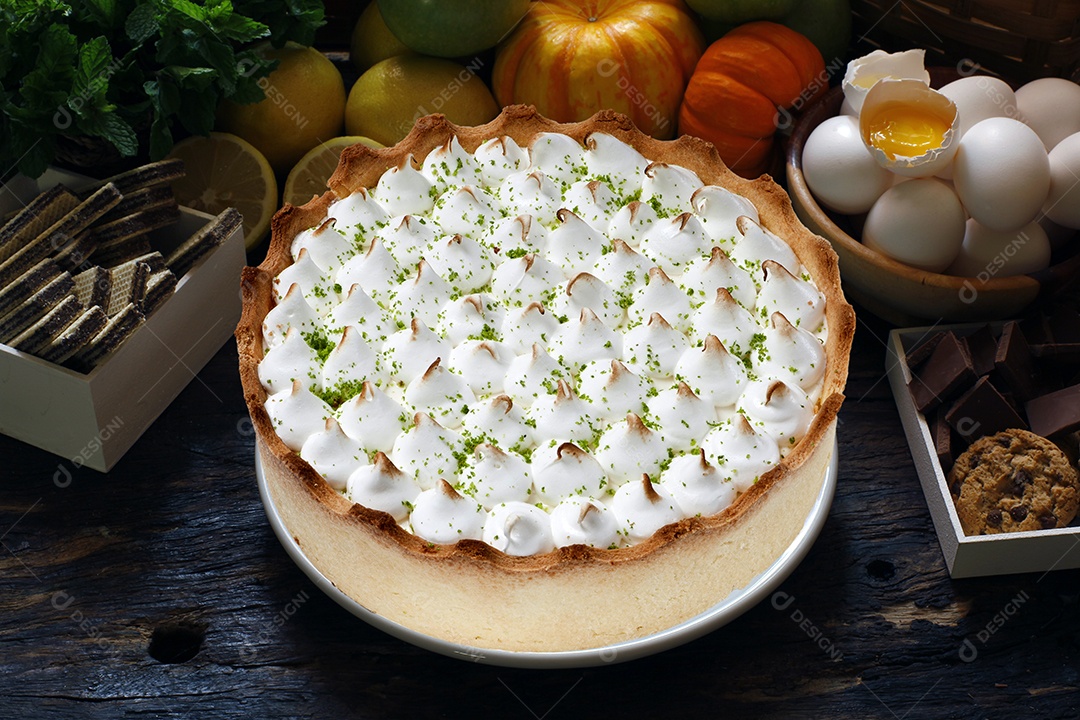 Torta de limão sobre uma mesa cheia de alimentos
