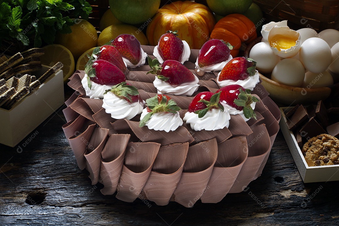 Bolo chocolatudo com morangos caramelizado e chantilly