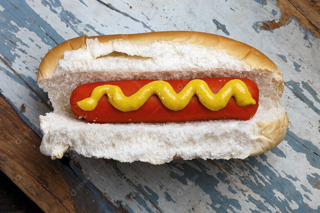 Hot dog simples com mostarda