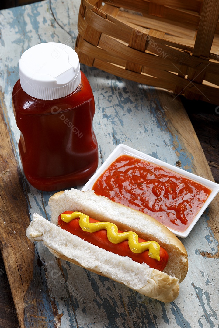 Hot dog simples com ketchup