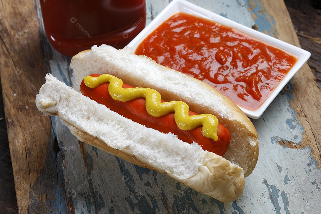 Hot dog simples com ketchup