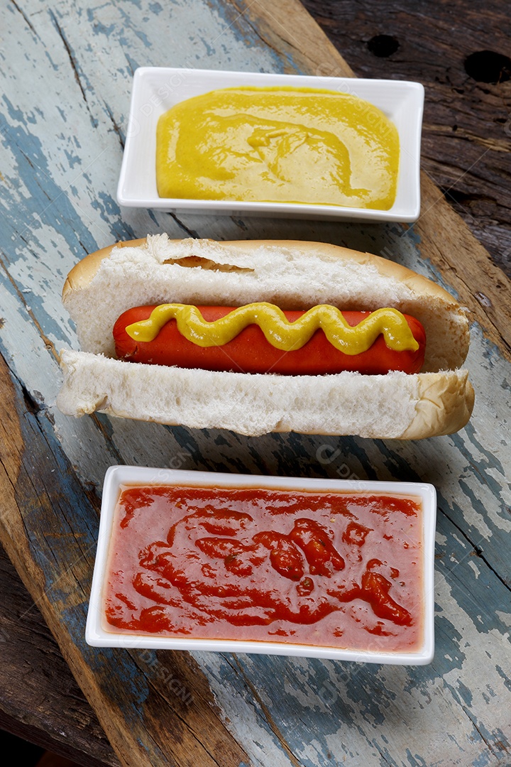 Cachorro quente com mostarda e ketchup