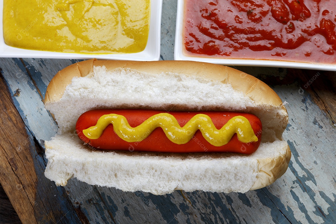 Cachorro quente simples com molho e mostarda