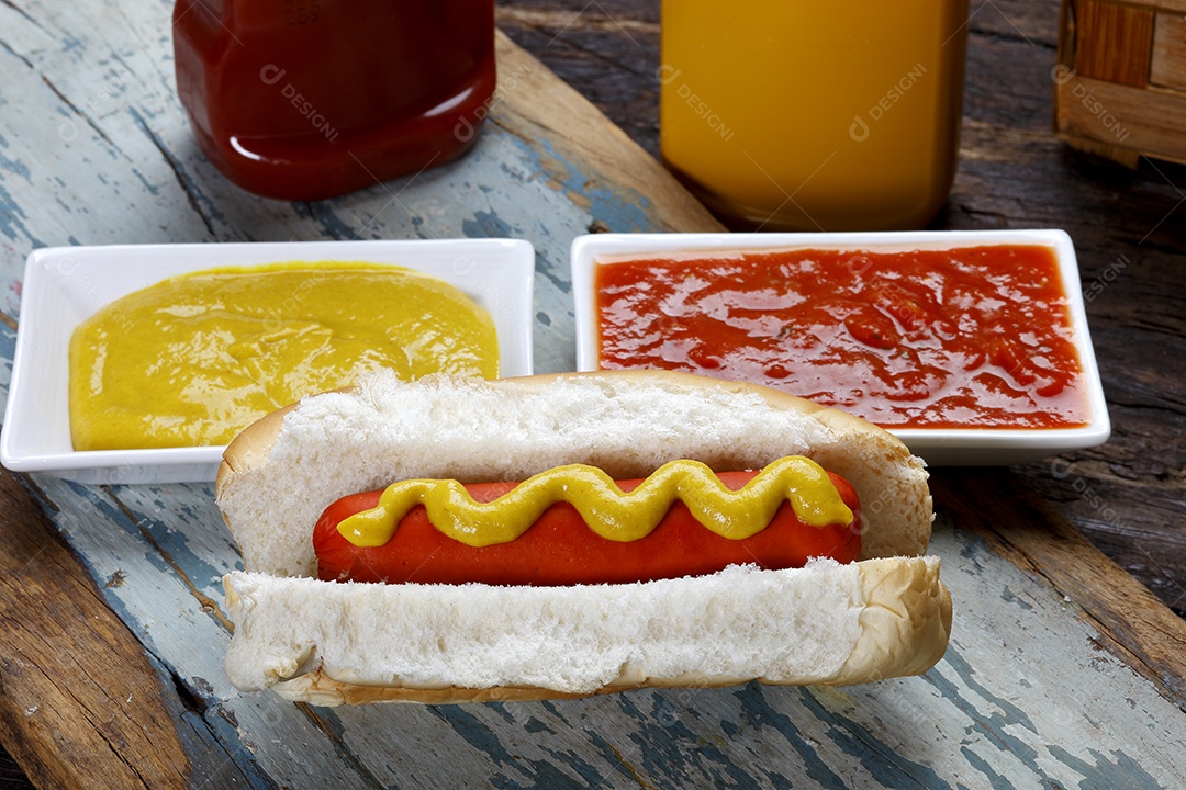 Cachorro quente simples com molho e mostarda