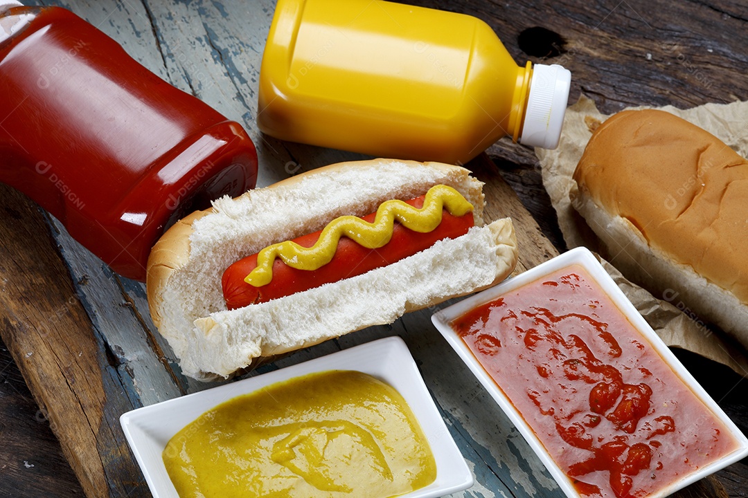 Cachorro quente com molhos ao lado