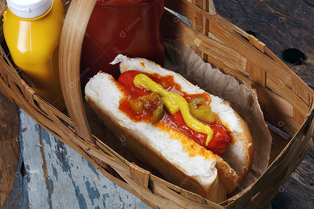 Cachorro quente em uma cesta