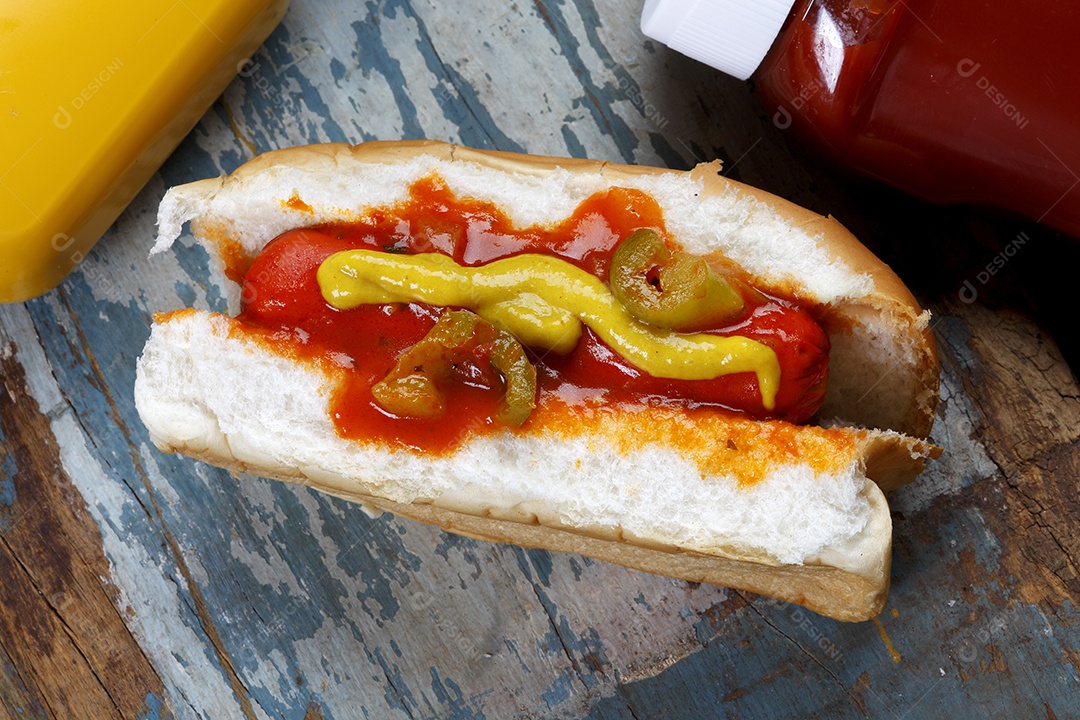 Cachorro quente gourmet sobre a mesa