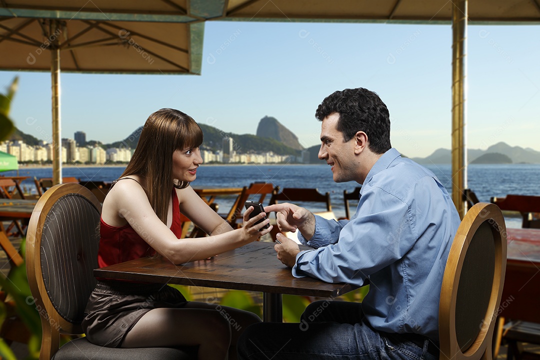 Casal em um restaurante beira mar