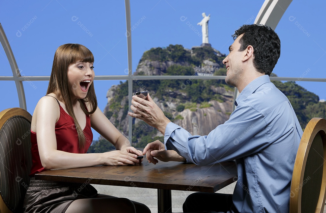 Casal super empolgados em um restaurante