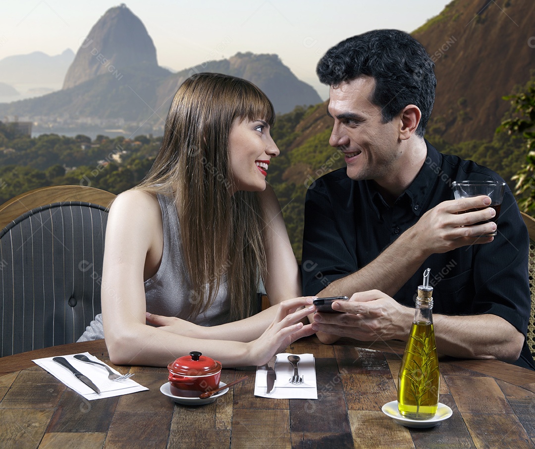 Casal feliz em um restaurante com vista para o pão de açúcar