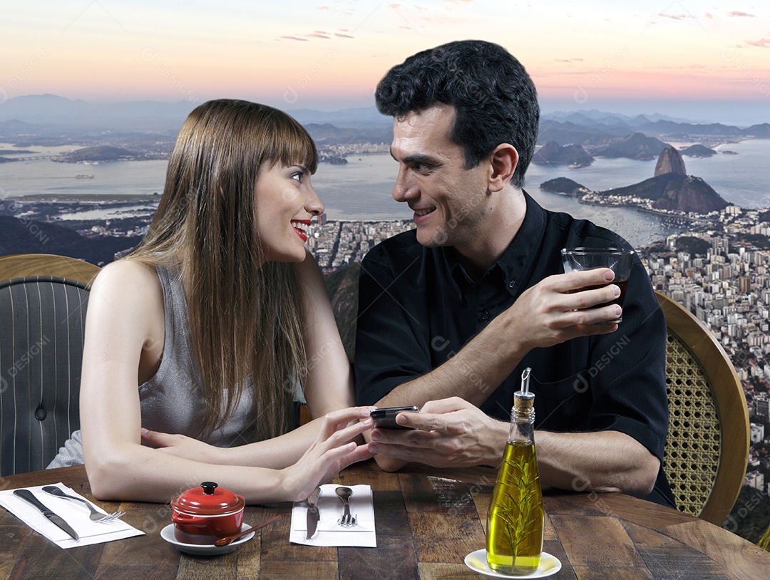 Lindo casal em um restaurante
