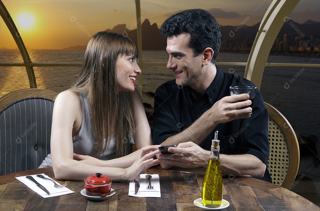 Casal feliz em um restaurante