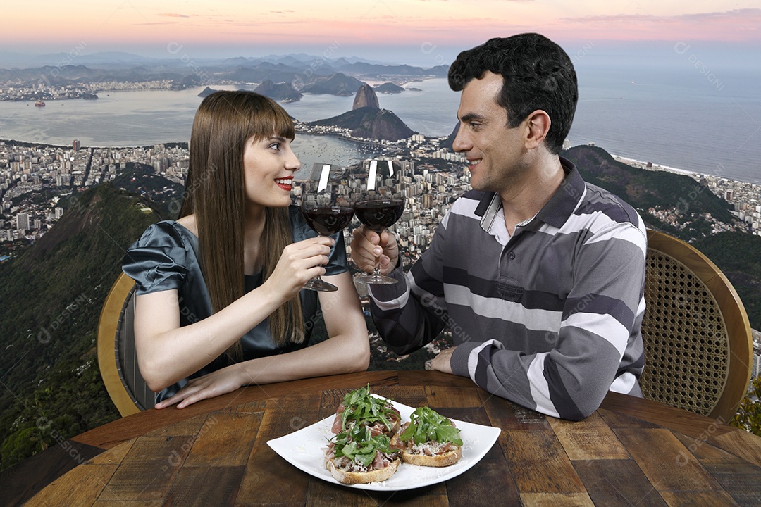 Casal se olhando e brindando feliz em um restaurante
