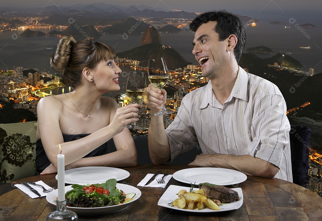 Casal feliz e brindando conversando em um restaurante