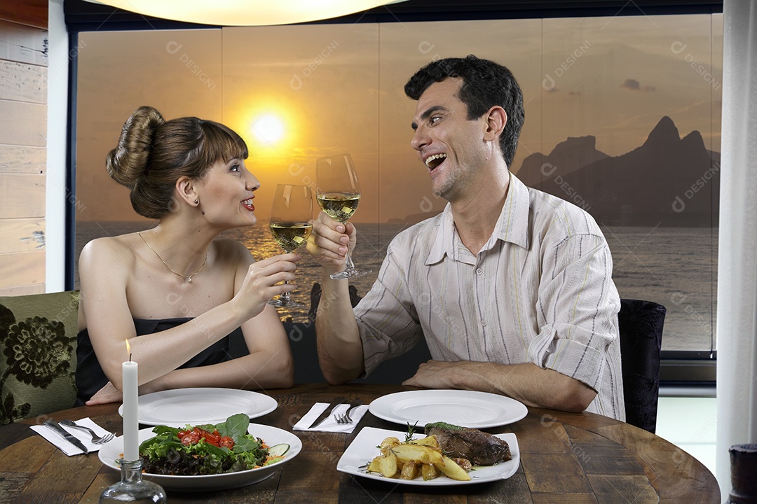 Casal feliz e brindando conversando em um restaurante