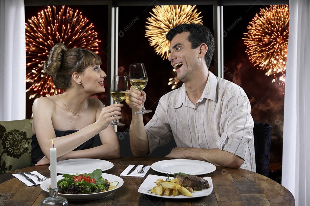 Casal feliz e brindando conversando em um restaurante
