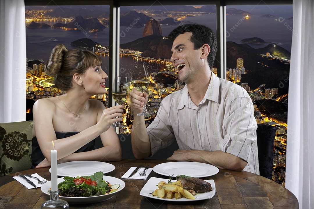Casal brindando e conversando em um restaurante