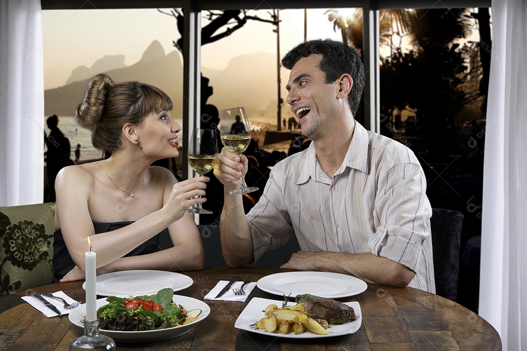 Casal brindando e conversando em um restaurante