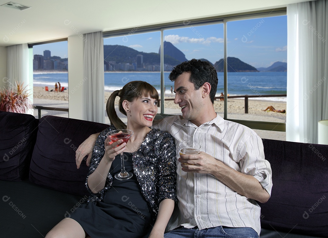 Casal feliz sentados em um sofa de restaurante com taças de vinho