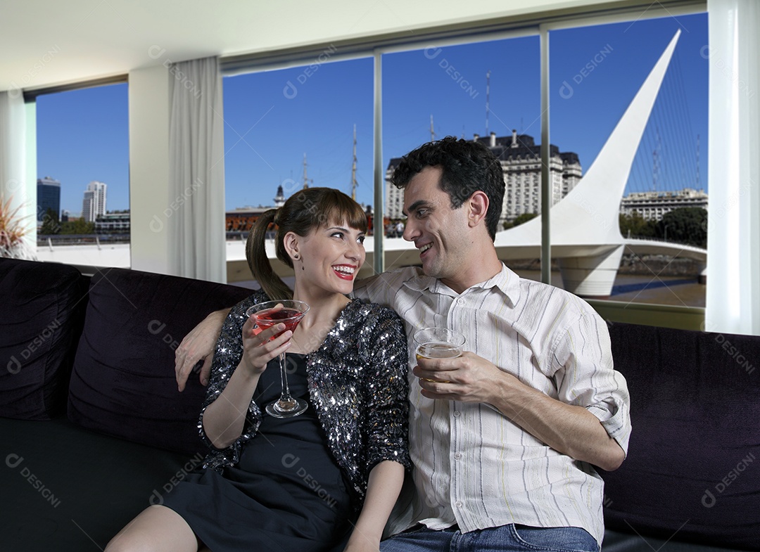 Casal ao telefone procurando restaurante