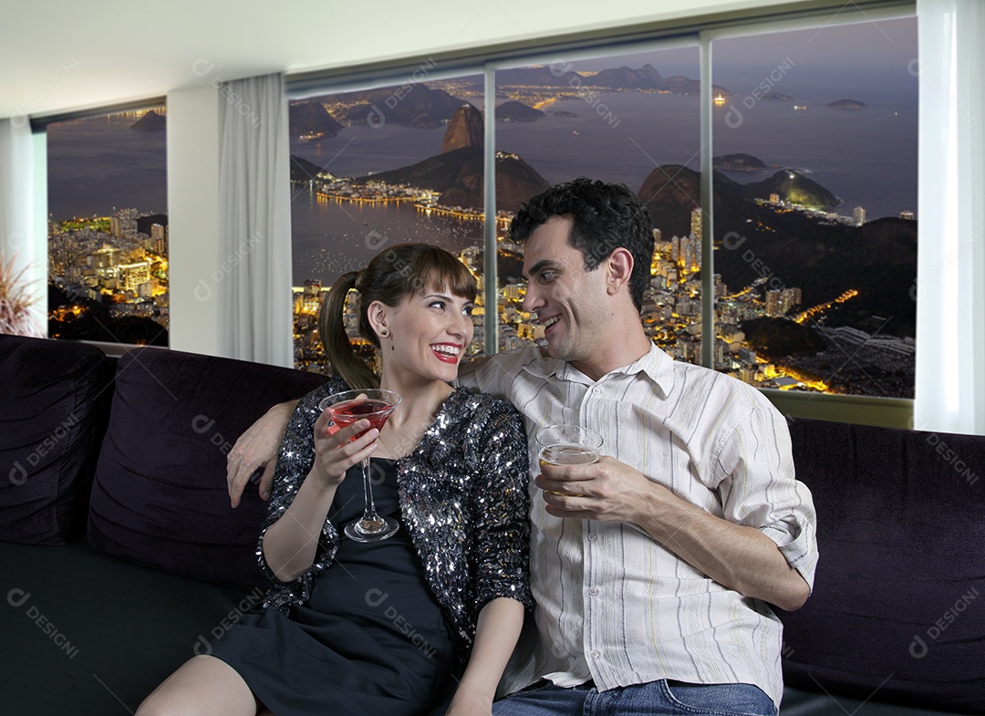 Casal ao telefone procurando restaurante