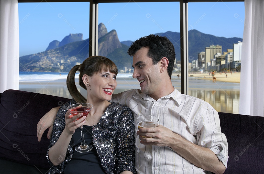 Casal ao telefone procurando restaurante