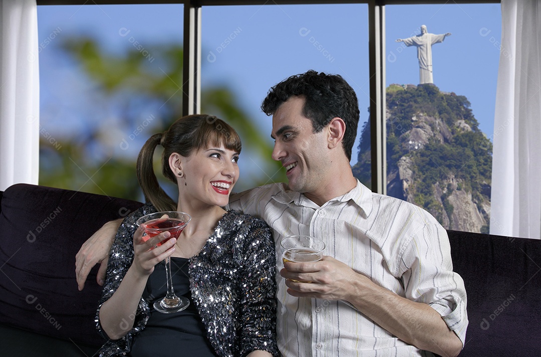 Casal ao telefone procurando restaurante