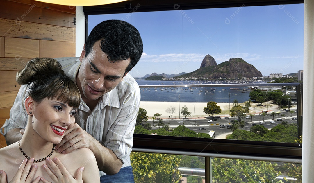 Casal ao telefone procurando restaurante