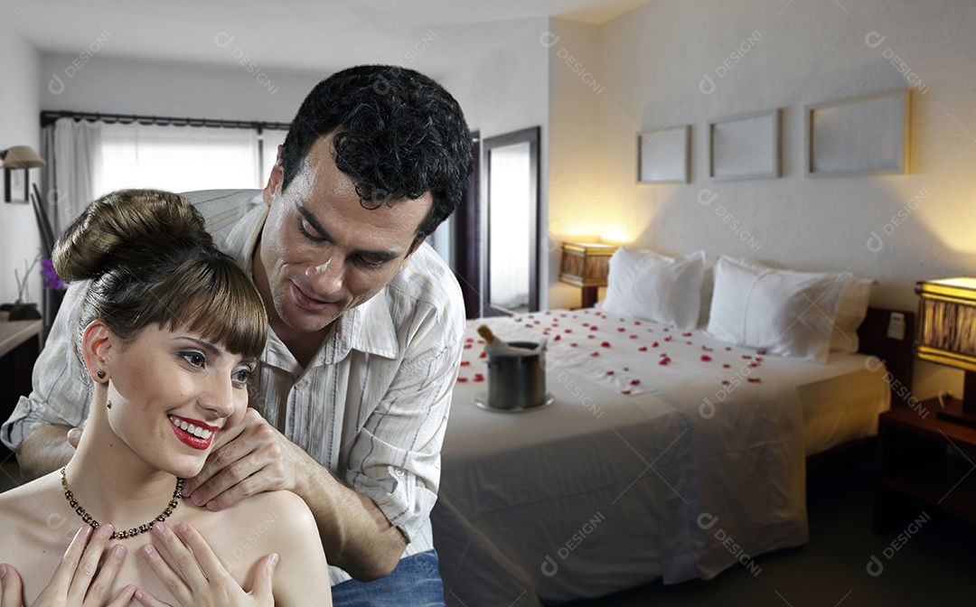 Casal em lua de mel noiva recebendo um presente de colar de rubi