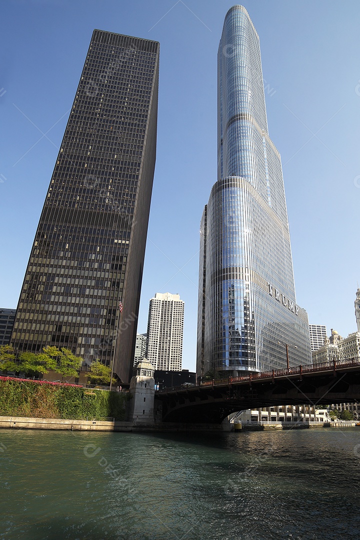 Prédios na beira de um riacho