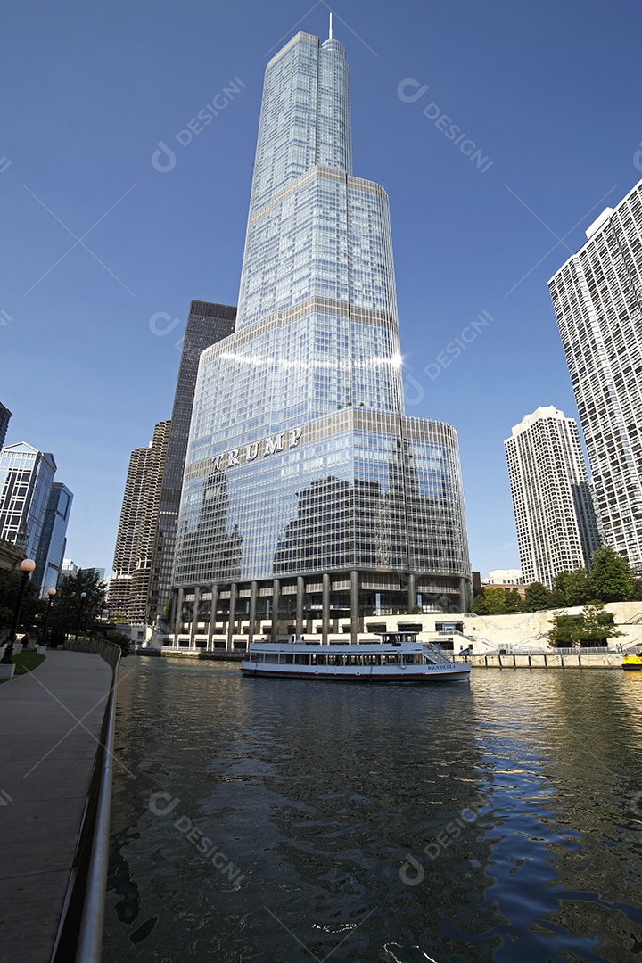 Prédios lindo a beira de rio com riacho