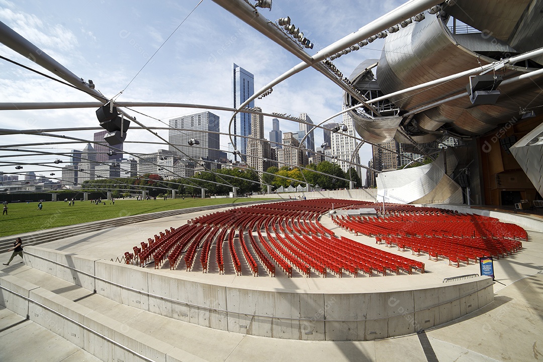 Pavilhão Jay Pritzker com edifícios modernos altos no inverno no Millennium Park