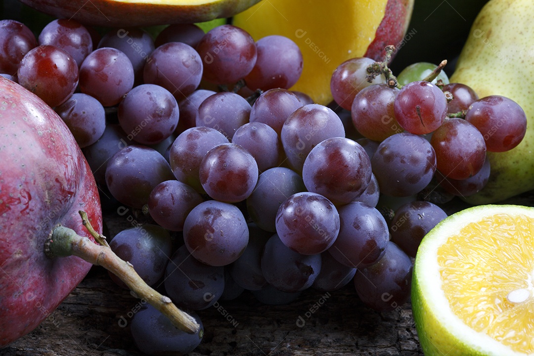 Uvas e mangas frutas naturais deliciosa