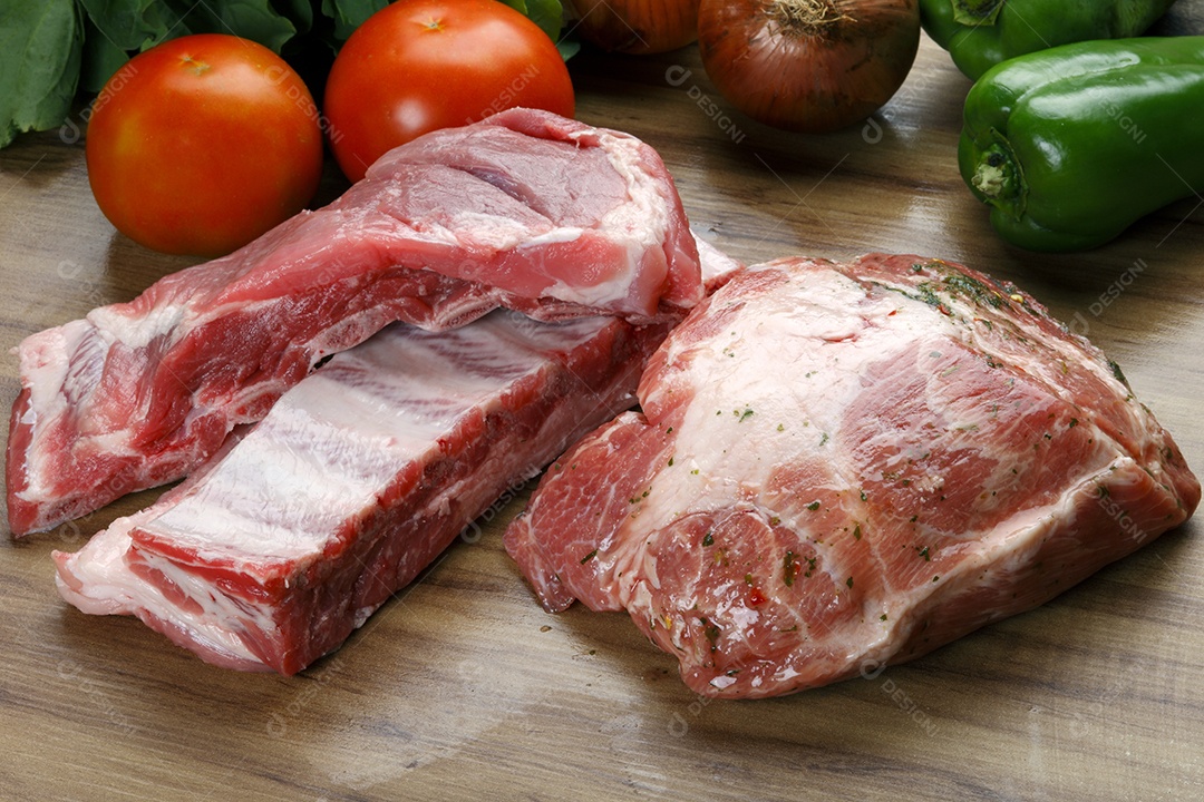 Costela e carne de porco crua