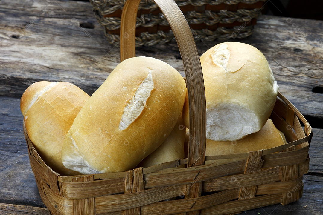 Cesta de madeira com pães francês
