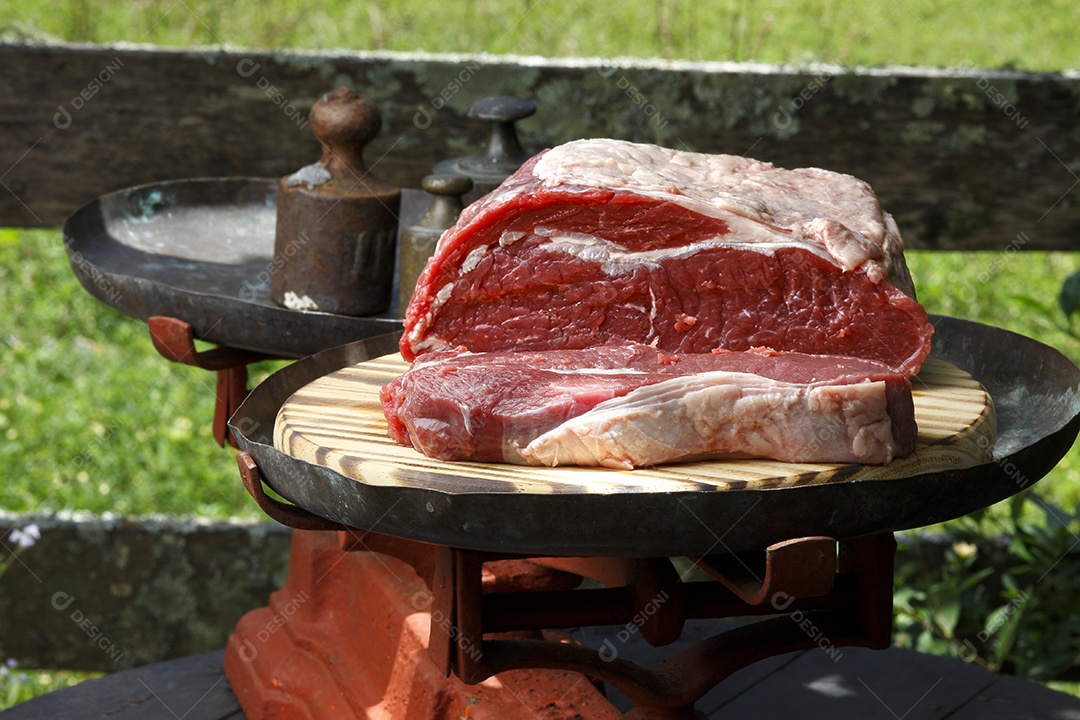 Contra bife cru fatiado sobre uma balança
