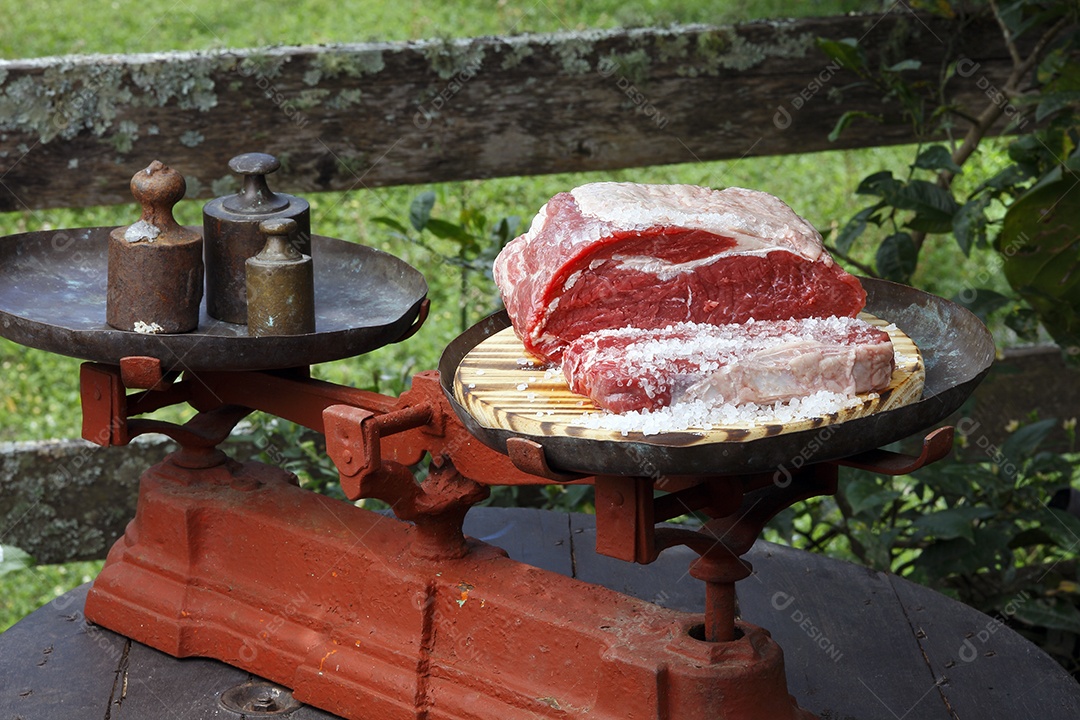 Contra bife cru fatiado sobre uma balança