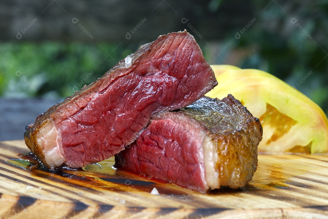 Churrasco de picanha sobre tábua de madeira