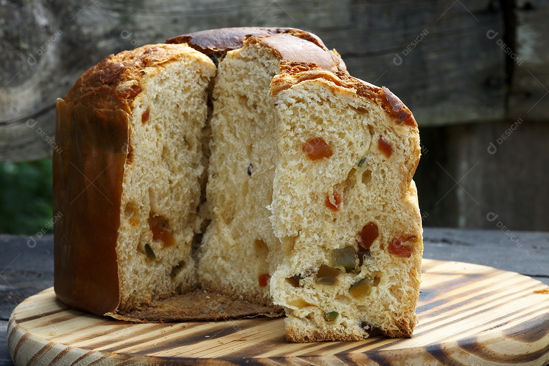 Panetone tradicional de frutas sobre tábua de madeira