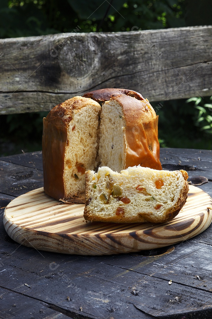 Panetone de frutas cristalizadas sobre mesa de madeira