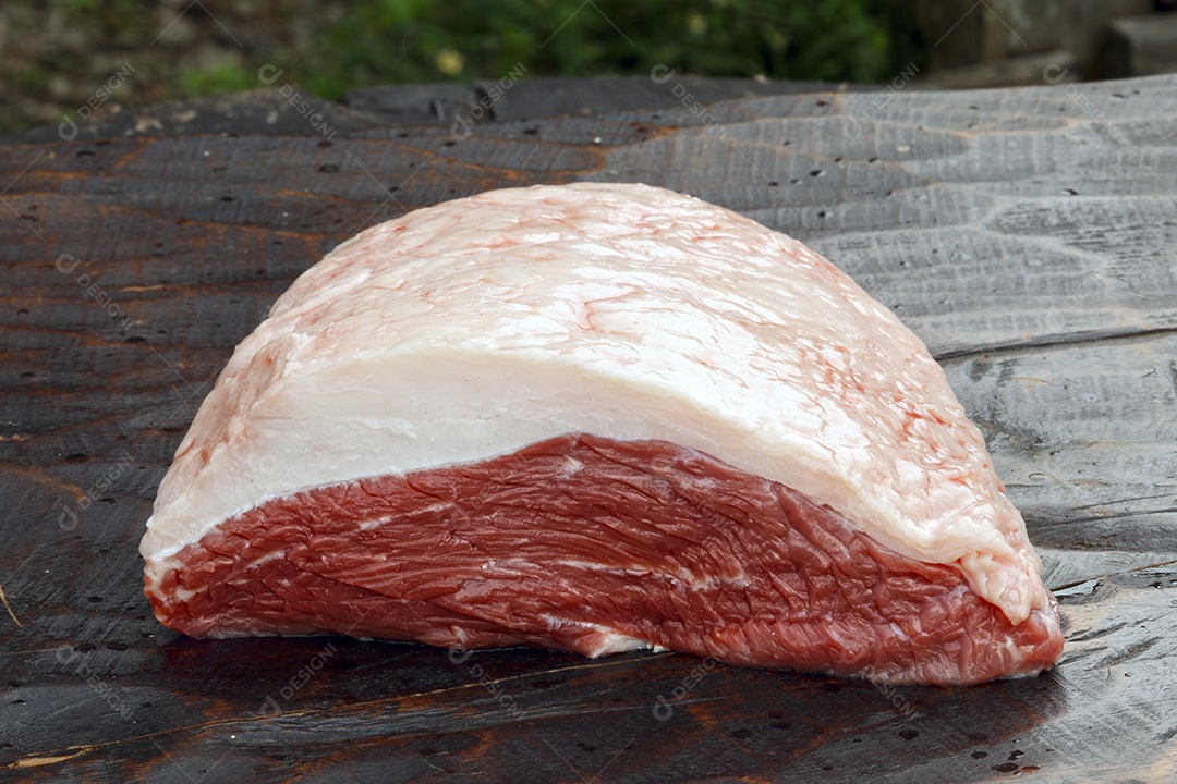 Contra bife cru sobre uma pedra