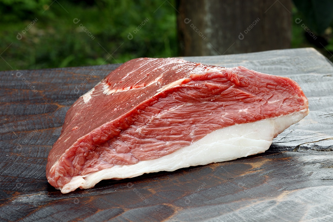 Picanha crua tradicional sobre uma pedra