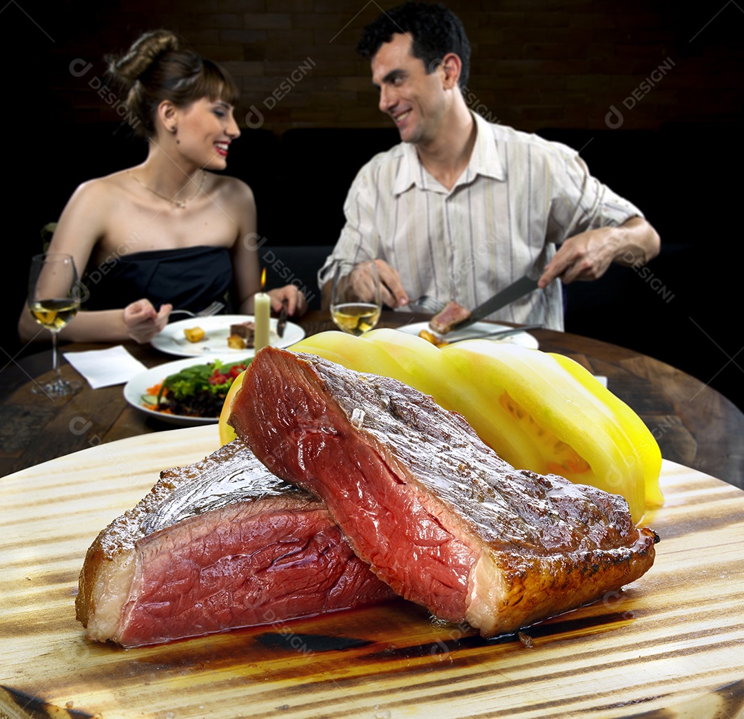 Lindo casal em um restaurante felizes